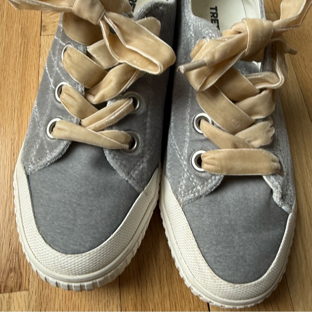 Tretorn Velvet Lace-Up Sneakers in Gray, Women’s Size 8.5 - Picture 2 of 12